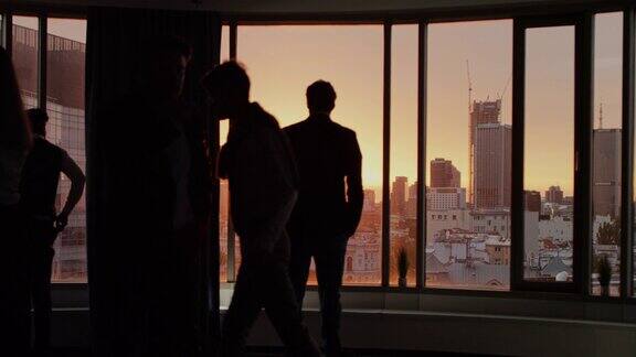 落日余晖映衬着摩天大楼窗户的剪影股票市场分析会议
