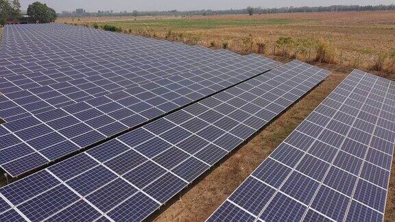 太阳能发电厂的鸟瞰图太阳光反射在太阳能板上