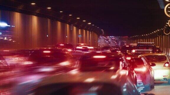 现代大城市夜晚延时交通堵塞的地下通道、隧道地下通道繁忙公路的时间间隔车流高峰期行车方式车灯轨迹快速运动放大拍摄