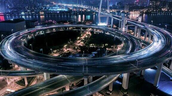 HAZI鸟瞰图繁忙的天桥在晚上上海中国