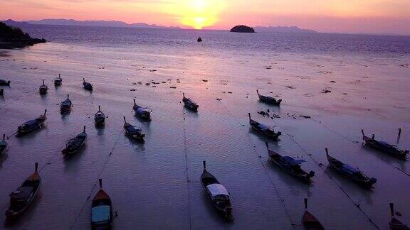 鸟瞰图的热带海滩长尾船皮划艇和岩石海岸