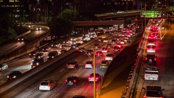 洛杉矶市区夜间高速公路的交通状况
