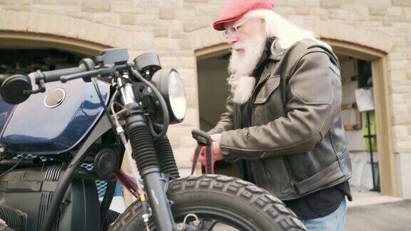 一个年长的人在修他的摩托车