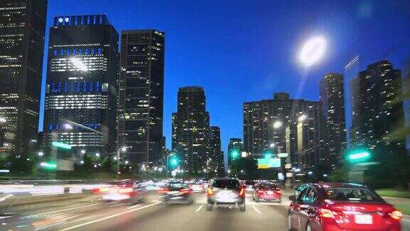 日落时分的芝加哥市中心驾驶着全速摄像车