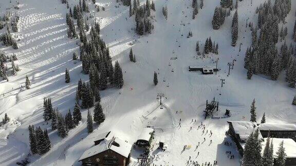雪鸟滑雪场在冬季的高峰期靠近犹他州盐湖城的瓦萨奇山脉