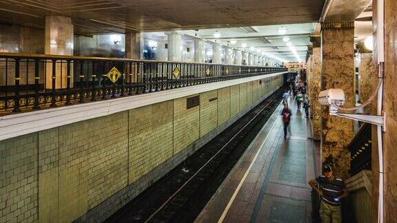 俄罗斯莫斯科地铁时间间隔图人们在高峰时段登上火车