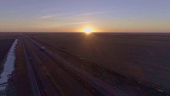 堪萨斯州高速公路上的日出鸟瞰图