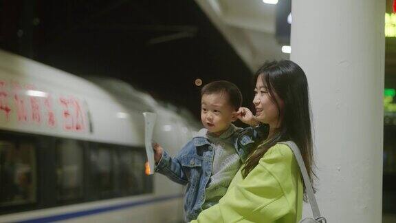 一对中国母子在火车站乘坐高铁车站交通