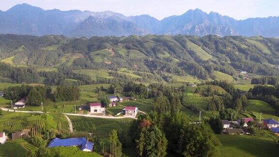 中国湖北省恩施的梯田和山村