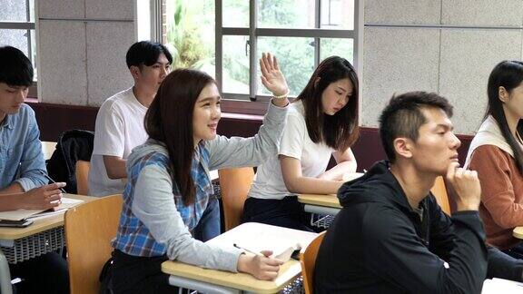 亚洲学生在课堂上准备学习新技能