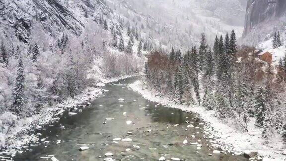 森林里下了一整夜的雪森林变成了梦幻般的雾凇河流仍然穿过它