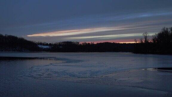 冰冻湖面上的日落