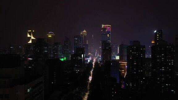 飞行飞越南京市中心夜间交通街道全景图4k中国