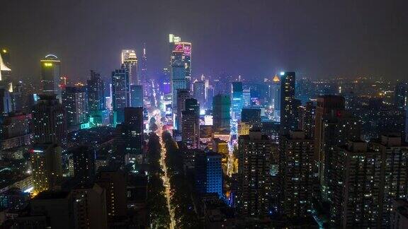 飞行飞越南京市市中心区夜间照明显示交通街道空中延时全景4k中国