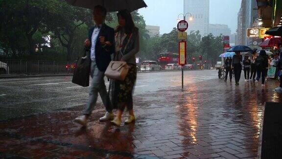 香港的人行道和车流在雨中