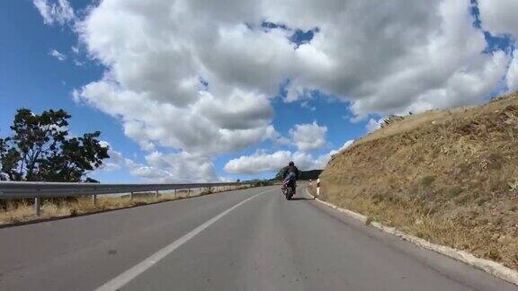 高速摩托车特技公路骑行在乡间山路上驾驶危险的轮车