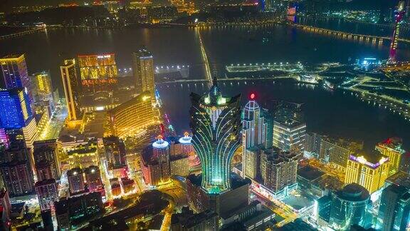 在中国香港岛附近的澳门城市的夜景和摩天大楼