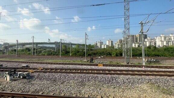 从一辆行驶中的火车上拍摄的照片缓缓驶过城市的铁路交汇处