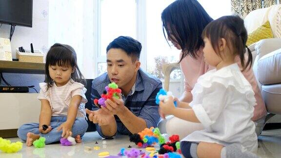 亚洲家庭在家里玩积木