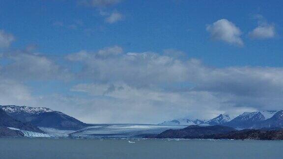 有浮冰的乌普萨拉冰川