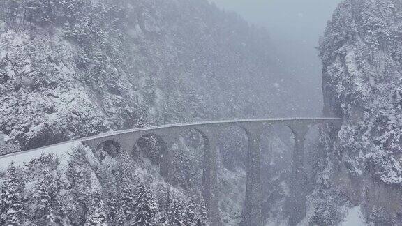 空中Landwasser高架桥冰川和伯尔尼纳在冬季下雪