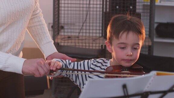 小男孩教拉小提琴