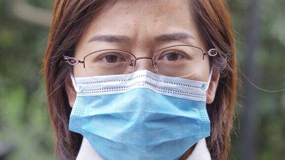 戴防护面具的亚洲女性
