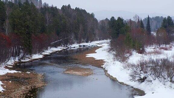 冬季靠近阿尔泰村庄Ust'-Lebed的Lebed河
