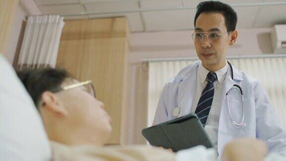 亚洲男医生正在检查一名男性病人