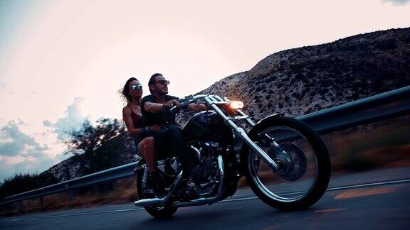 反叛的摩托车手和女朋友在高速公路上骑摩托车