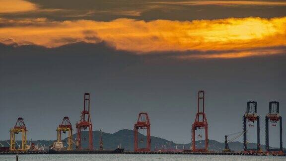 日落时分的工业港口