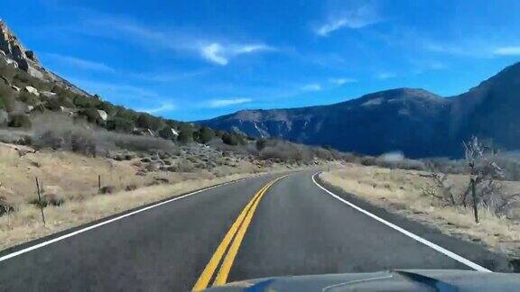 干旱气候沙漠景观和山的结构和德洛丽丝河在高速141近网关峡谷在科罗拉多驾驶POV视频系列