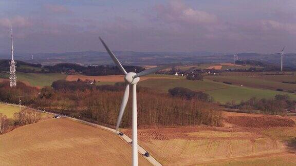 风力涡轮机和电信塔在德国北部农田-鸟瞰图