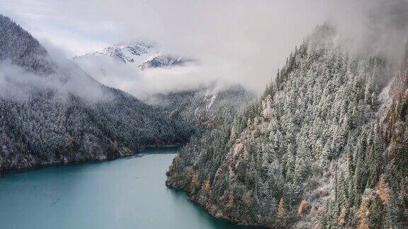 碧玉般的湖水镶嵌在云雪林中