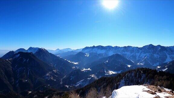 从奥地利卡林西亚卡拉万克斯雪峰的FerlacherHorn上看风景泽尔普法尔山谷中的一个山村WertatschaFreiberg朱利安阿尔卑斯山阳光明媚的冬日