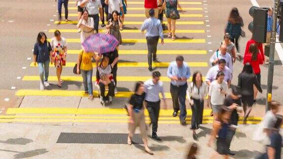 行人穿过十字路口拥挤的人走在香港市中心