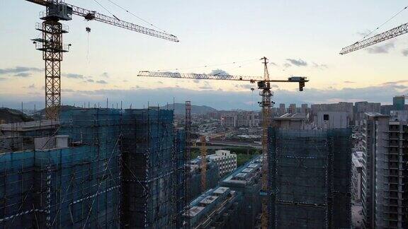 大型建筑工地用起重机来建造房屋