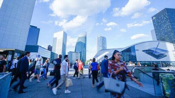 商务人士在巴黎拉德芳斯办公楼区的活动