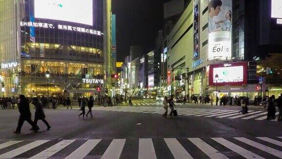 平移时间:行人在日本东京涩谷十字路口穿过