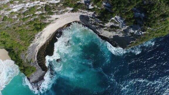 无人机拍摄的海浪冲到岩石上的画面