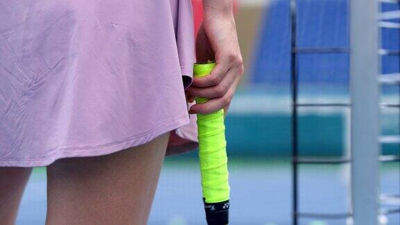 对网球训练感到沮丧的女子