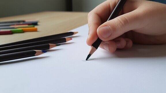 女孩用铅笔在纸上画一朵花特写镜头