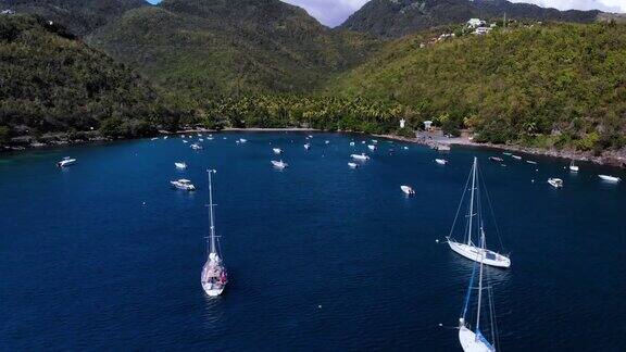4k无人机加勒比岛场景的帆船港口海湾泻湖飞行侧