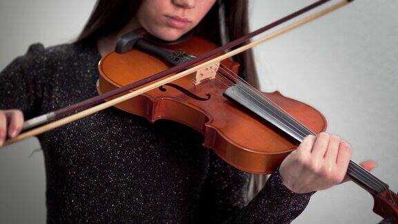 拉小提琴的好女孩