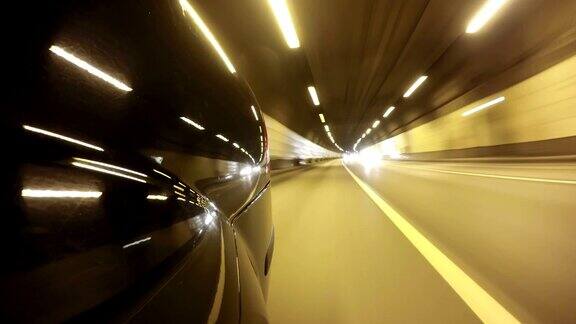 快速城市行驶夜间道路隧道POV时间推移左侧汽车低角度后视图
