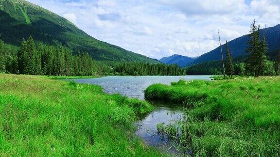 新疆美丽的湖泊和高山自然景观