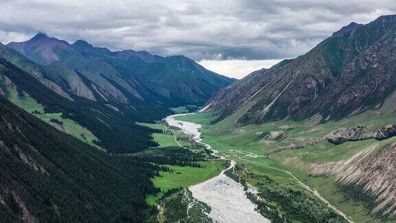 航拍新疆山区和河流自然景观
