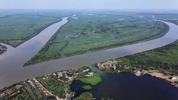 埃尔马科夫岛鸟瞰图侧移到右侧4k-60帧多瑙河三角洲的多瑙河生物圈保护区多瑙河三角洲维尔考夫区敖德萨州乌克兰