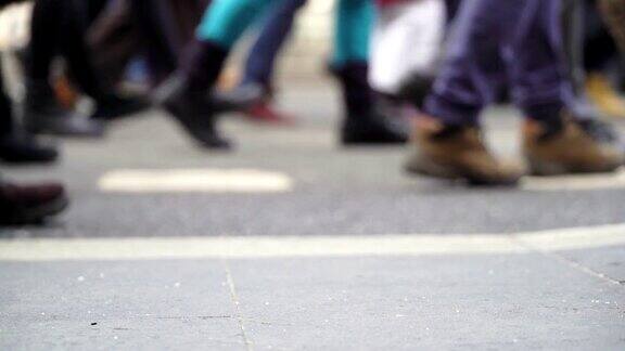 概念人群脚与鞋的特写无名的人走在街上在早晨的通勤路上一群无法辨认的人