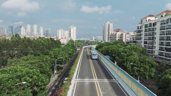 高架道路上的电动公交车